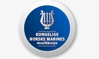Lyre, navnet Kongelige norske marines musikkorps i sølv på blå bakgrunn.
