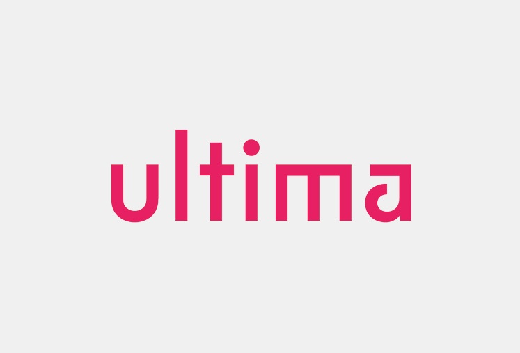 Rosa Ultima-logo på grå bakgrunn.