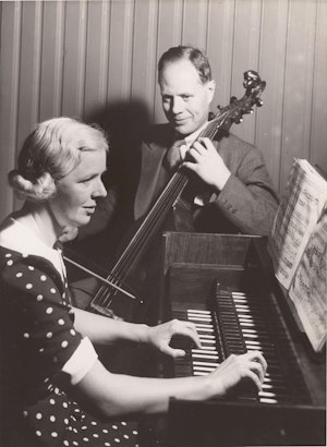 Marie Louise og Trygve Lindeman spiller cembalo og gambe