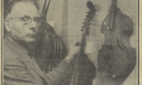 Faksimile av VG. På bildet holder Gurvin en viola d’amore. Over bildet står overskriften «Gamle musikkinstrumenter»