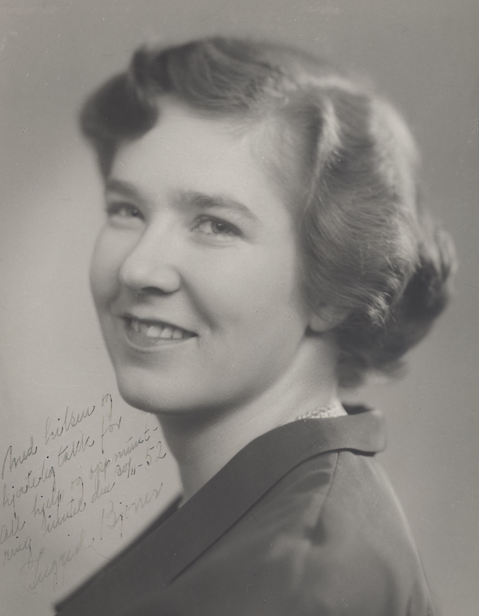 Sanger Ingrid Bjoners debutfoto fra 1952, med teksten: Med hilsen og hjertelig takk for all hjelp og oppmuntring i (uleselig). 30/11-52. Ingrid Bjoner