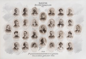Plakat med flere brun-og-hvite portretter av musikkkonservatoriets lærere i 1908.