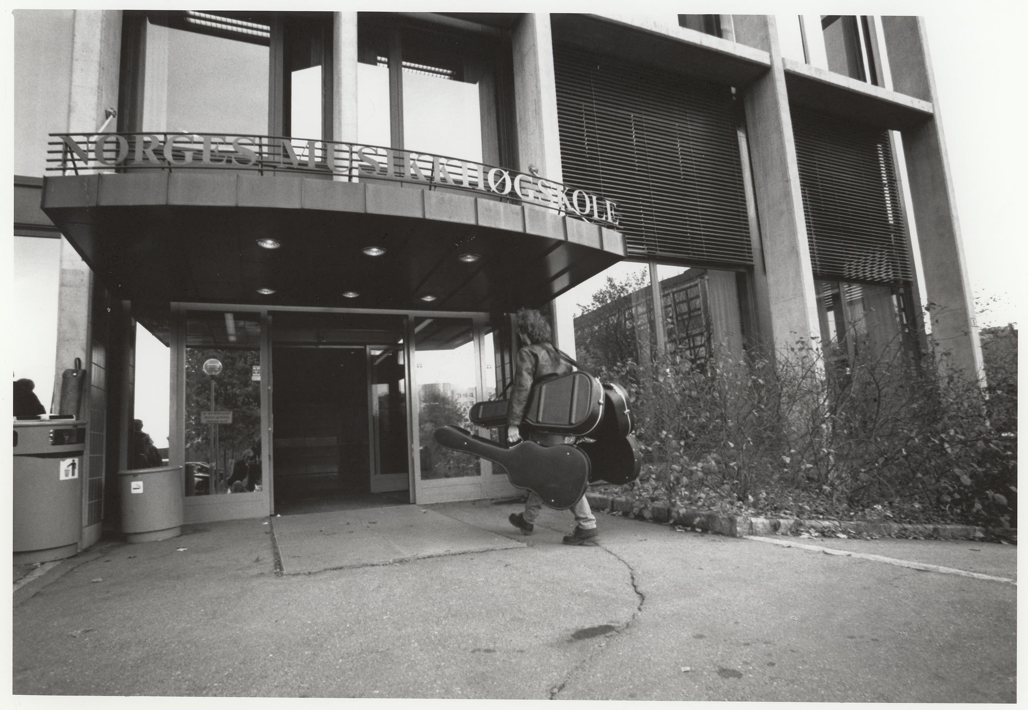 Ukjent gitarist går inn på NMH i 1994.