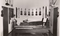 Bilde fra det gamle «museet» i Nordahl Bruns gate 8, «bakveggen»: Hardingfeler, fioliner, langeleik på veggen, cembalo og klavichord foran.