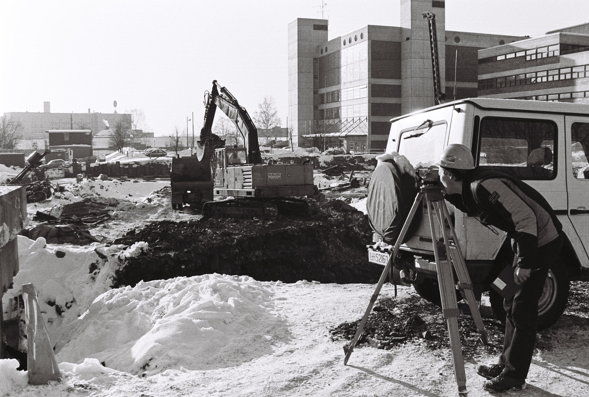 Graving før NMH blir bygget. Stort hull i bakken, gravemaskiner.