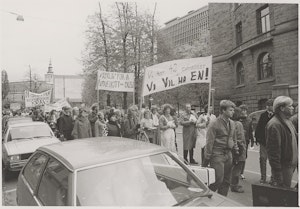 Demonstrasjon for eget bygg i 1983. Studenter, lærere og støttespiller bærer et banner der det står «Vi har 42 adresser. Vi vil ha én!»