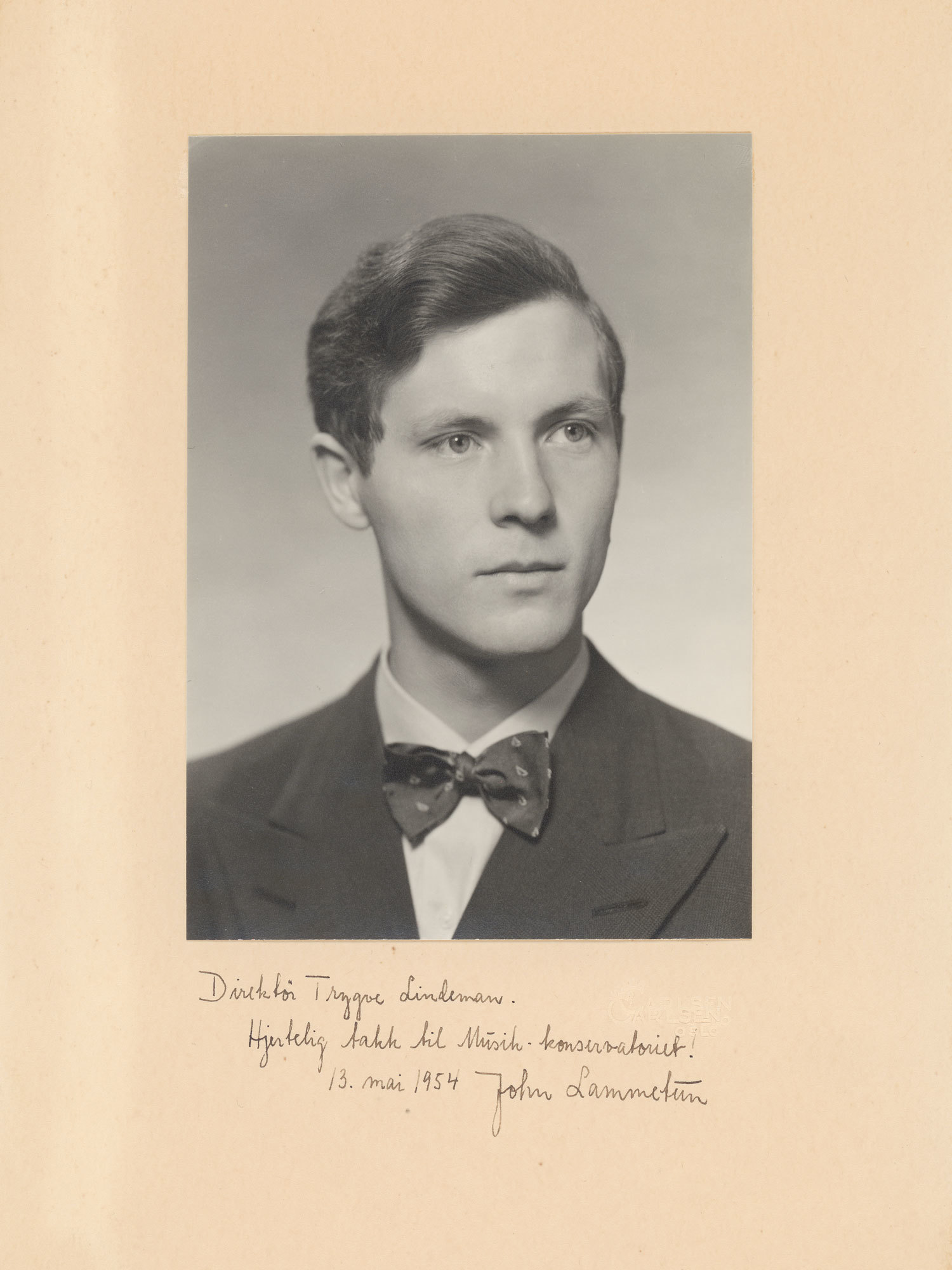 Portrett av John Lammetun med påskrift: Direktør Trygve Lindeman. Hjertelig takk til Musik-konservatoriet. 13. mai 1954. John Lammetun