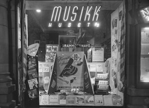 Utstillingsvinduet til Musikkhuset i Karl Johans gate, her i 1955.