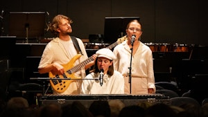 Leah med frontfigur og komponist Leah Engevold, sammen med gitarist og en korist.