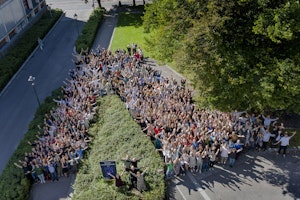 En menneskemengde av studenter og ansatte på veien nedenfor NMH. Tatt fra veranda i 5. etasje.