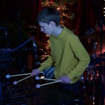 Åsmund Skjeldal Waage spiller marimba.