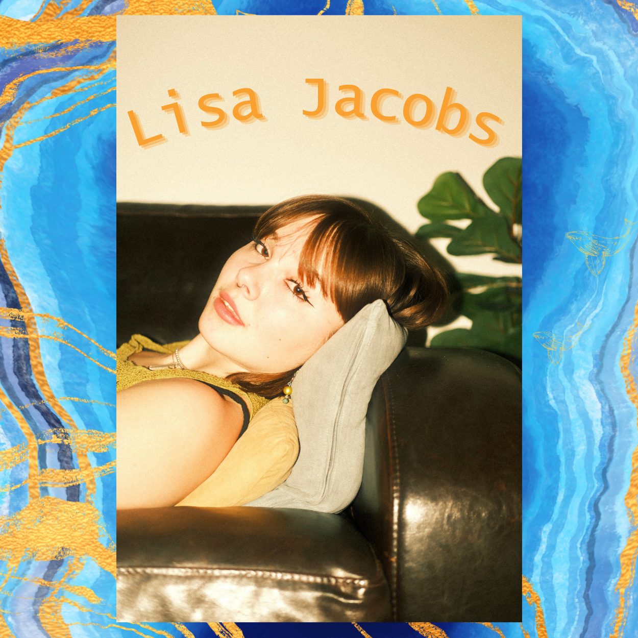 Lisa Jacobs ligger på en sofa, med Serendip-grafikk.