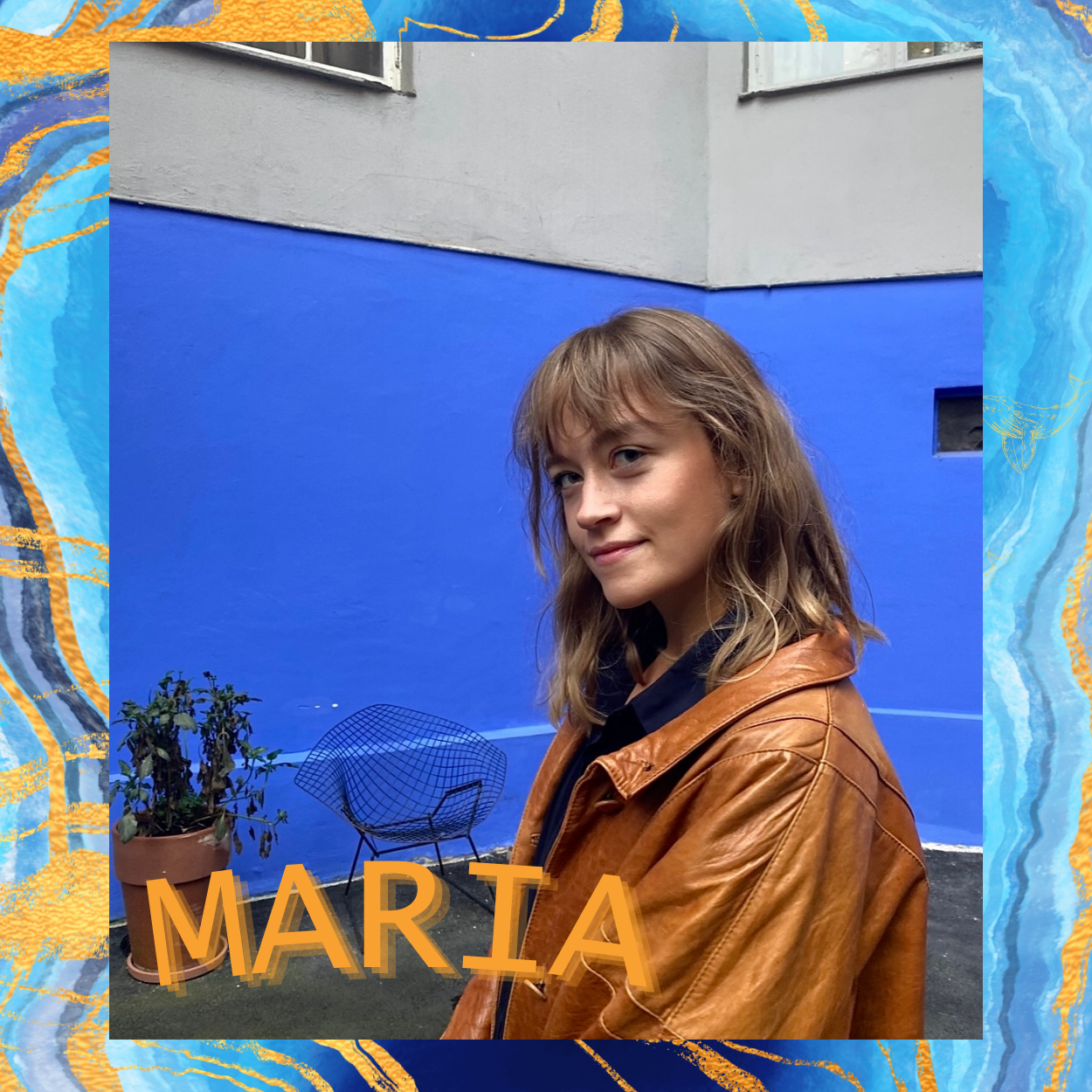 Artist Maria står foran blå vegg, med Serendip-grafikk.