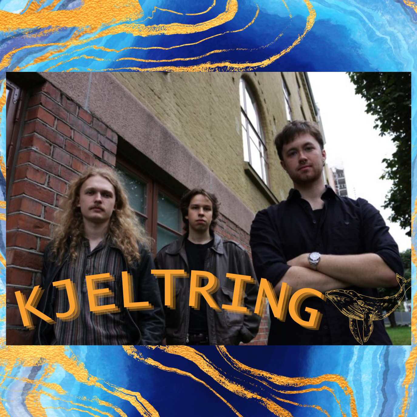 Bandet Kjeltring står foran en grønn bygård, med Serendip-grafikk.