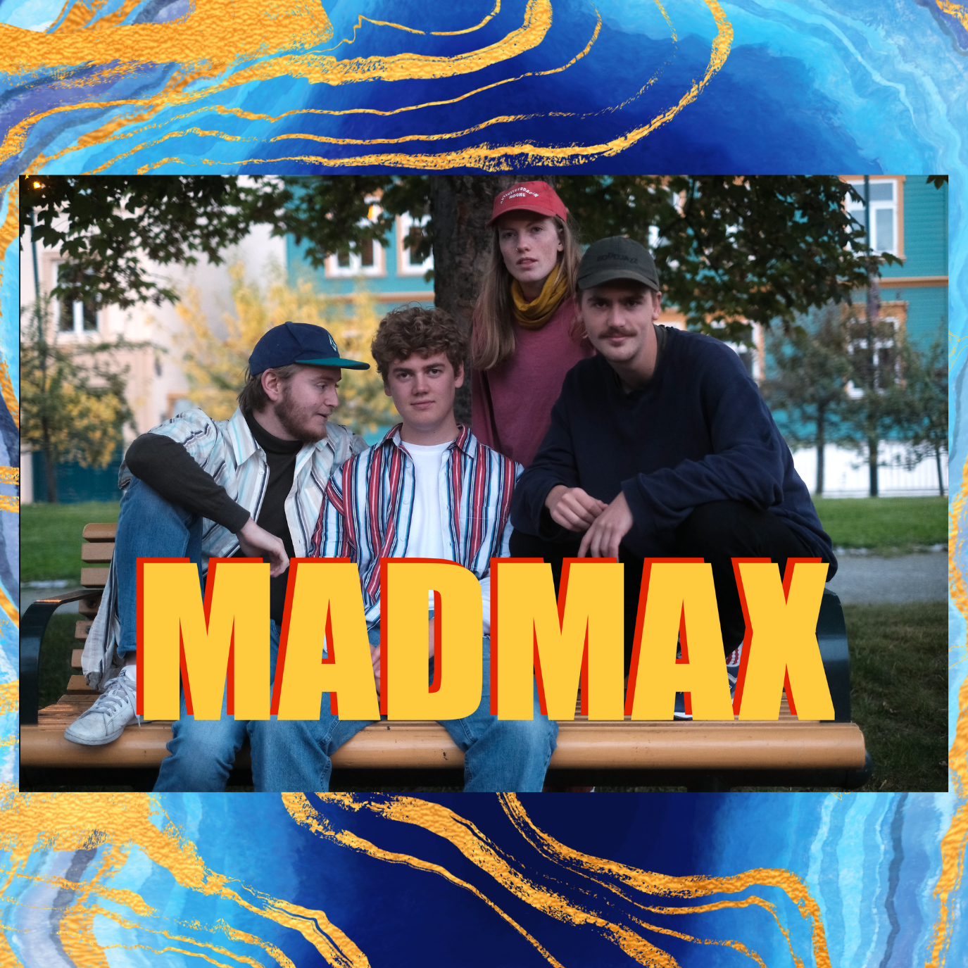 Medlemmene i bandet Madmax sitter sammen på en benk.