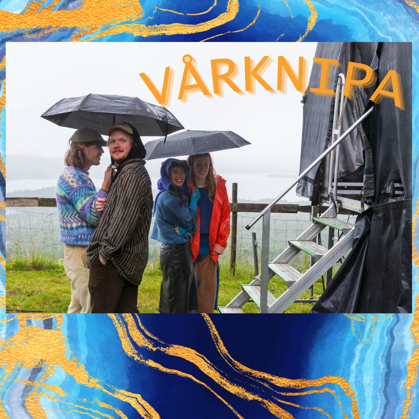 Bandet Vårknipa står ved en trapp med paraplyer i regnet.