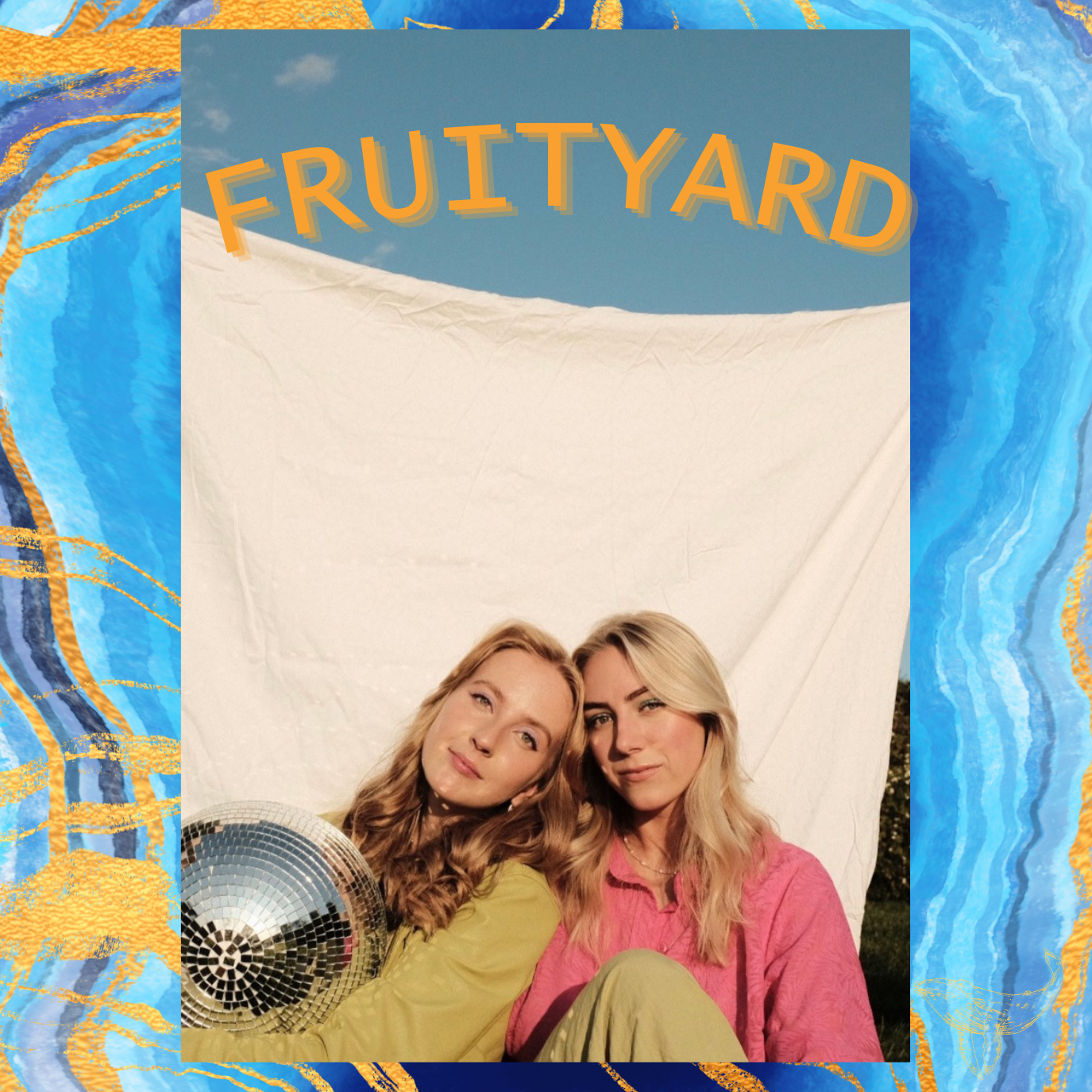 De to medlemmene i Fruityard band sitter med hodene lent mot hverandre, med Serendip-grafikk rundt.