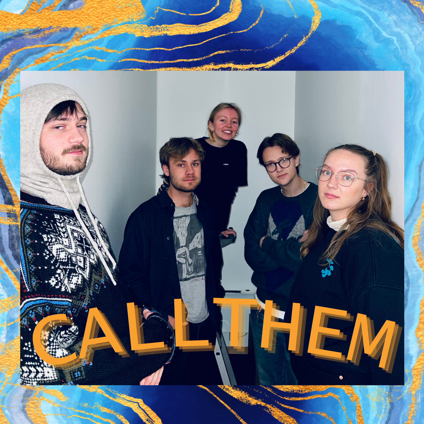 Bandet Call Them står i grått rom, med Serendip-grafikk.