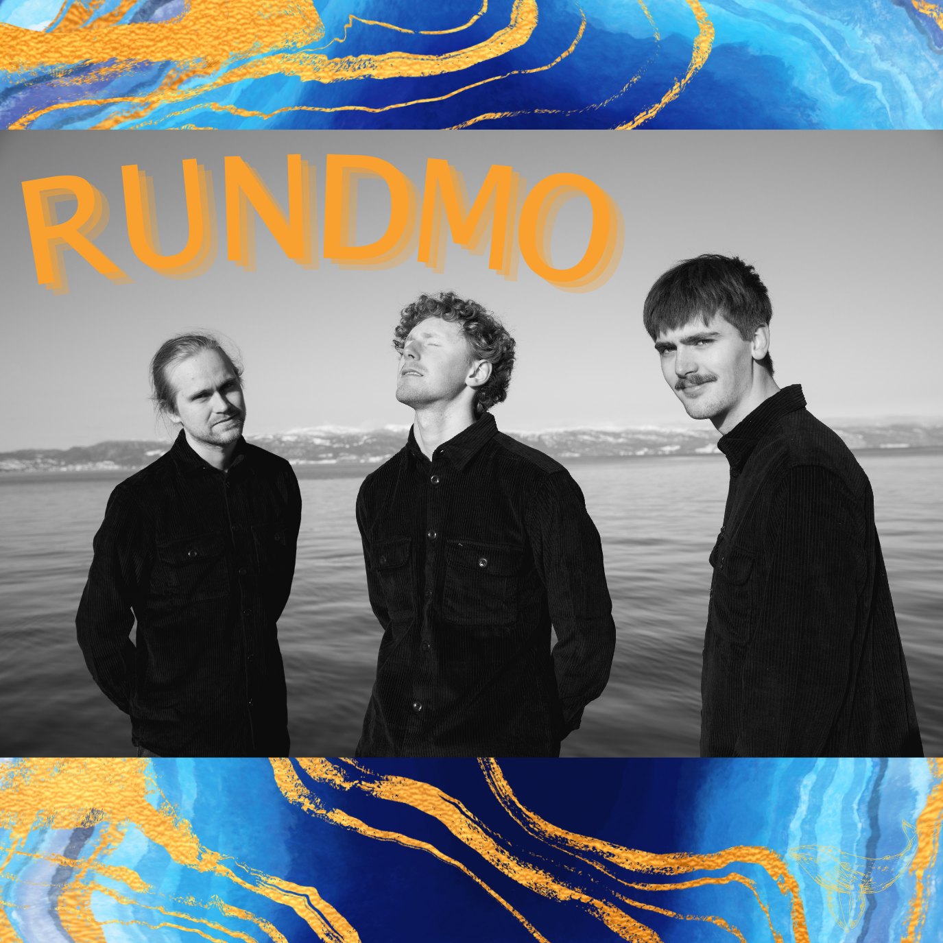 Bandet Rundmo står foran en fjord, med Serendip-grafikk.