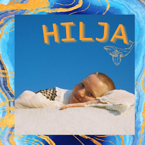 Hilja Løvvik ligger med hodet på en pute, smiler svakt og lener seg på hendene sine.