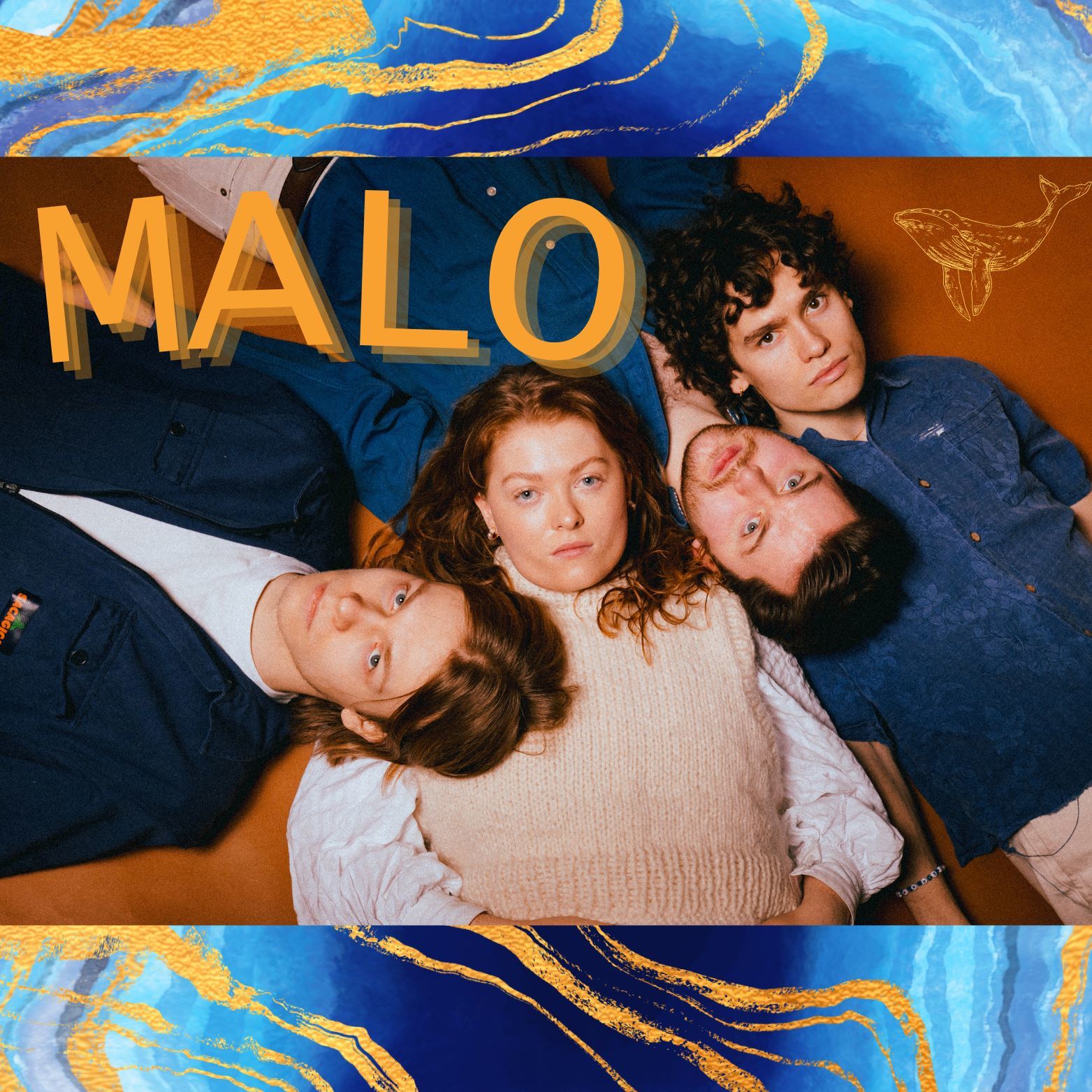 Medlemmene i bandet Malo ligger på gulvet med hodene på hverandres skuldre.