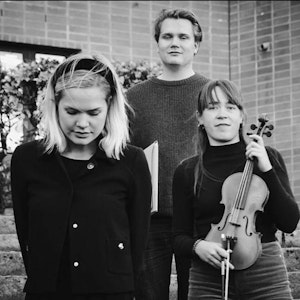 Gruppebilde av komponist Anders Krøger, dirigent Hannah Howard og fiolinist Sunniva Herland