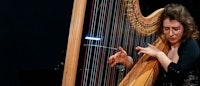 Aseta Kuloeva spiller harpe