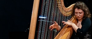 Aseta Kuloeva spiller harpe
