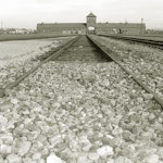Togskinnene som leder inn mot Auschwitz konsentrasjonsleir.