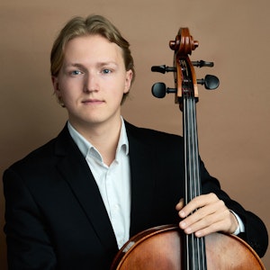Portrett av Benjamin Lund Tomter med cello.