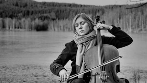 Cellist ved vann Annette Øvrelid.jpg