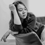 Portrett av Chihchi Hsu eller Katherine Hsu, som sitter i en sofa og lener seg på hånden sin, mens hun ser til siden.