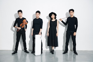 Musikerne i Cong Quartet står med instrumenter i et hvitt rom.