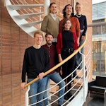 Dirigeringsstudenter står i trappa i 3. etasje på Musikkhøgskolen.