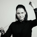 Svarthvittbilde av Eline Storheim som dirigerer.