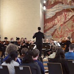 Strykere med dirigent i Ensemble 3030 spiller i Majorstua kirke.