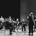 Svarthvittbilde av Ensemble Lime som spiller konsert i Lindemansalen.