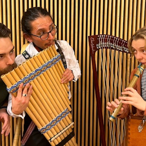 Musikerne i Gammalt er gøy står og spiller med instrumentene sine.