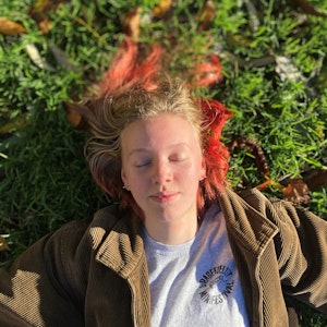Hanna Kallestad lukker øynene og ligger i gresset.