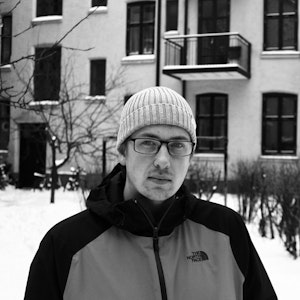 Harald Jordal Johannessen foran bygård i snølandskap
