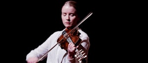 Helga Myhr spiller hardingfele på FOLK konsertserie.