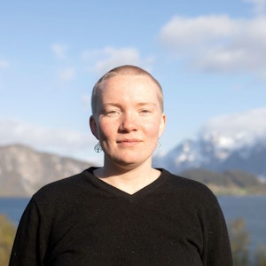 Portrett av Hilja Løvvik foran fjell og blå himmel