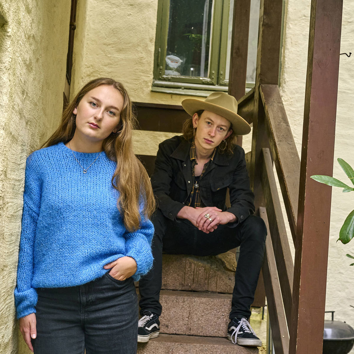 Ingeborg Onstad står foran en trapp, der Elias Wallumrød Orning sitter.