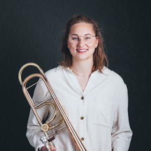 Portrett av Karoline Trondsen med trombone.