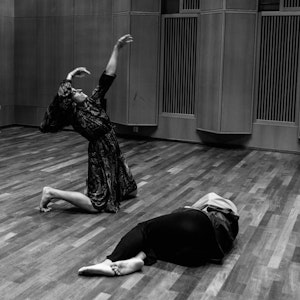 Marta Kosieradzka danser i Levinsalen mens Katherine Hsu ligger på gulvet.