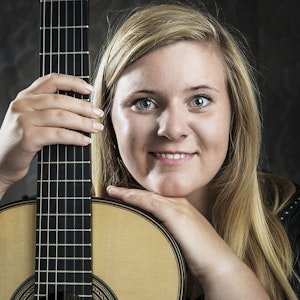 Portrett av Kristina Vårlid med gitar