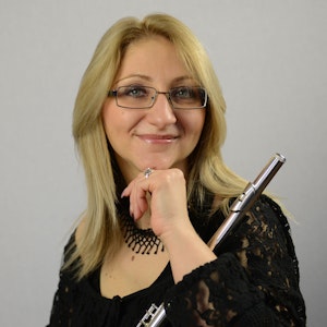 Portrett av Laura Varga med fløyte