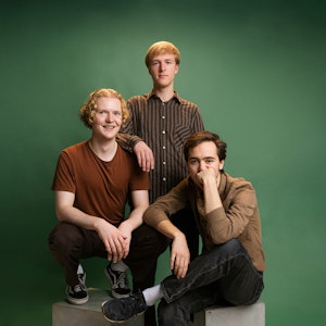 Bandet Mose Trio foran grønn bakgrunn.
