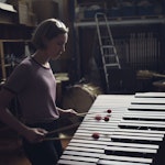 Nora Sjøgren spiller marimba på trommerommet.