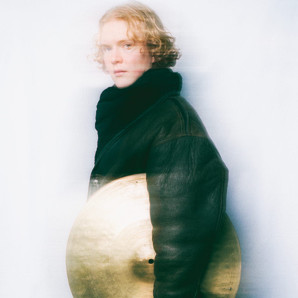 Olve Gravklev med en stor cymbal under armen.